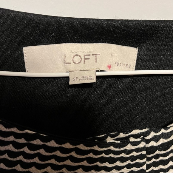 Ann Taylor LOFT Petites Dress Sleeveless Scoop Neck Princess Seam Wave Print - Picture 2 of 7